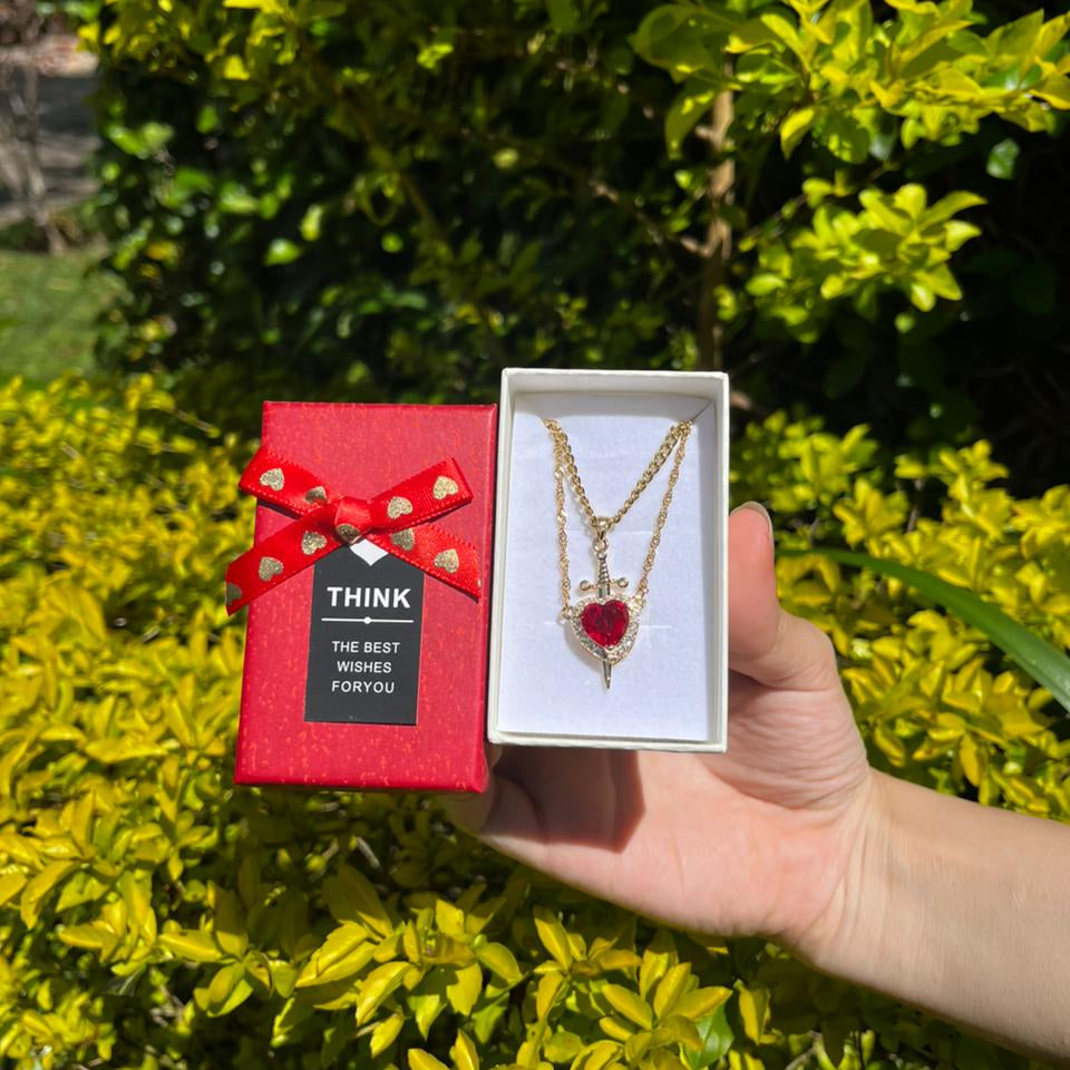 Collar Corazón & Espada 💞 El símbolo de un amor que elige quedarse. Se envía entre dorado y plateado al azar con caja de regalo.