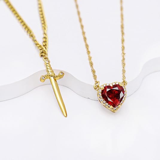 Collar Corazón & Espada 💞 El símbolo de un amor que elige quedarse. Se envía entre dorado y plateado al azar con caja de regalo.